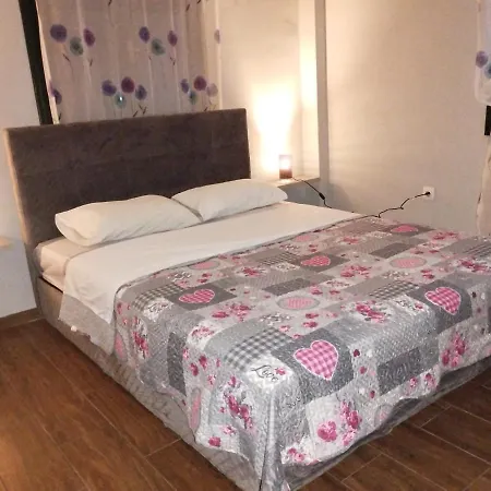Luxury Apartment *
